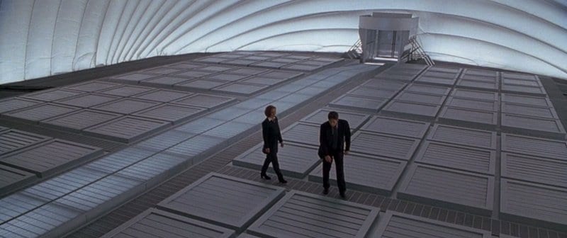 Scully (Gillian Anderson) and Mulder (David Duchovny) in <em>The X-Files in a large futuristic empty space