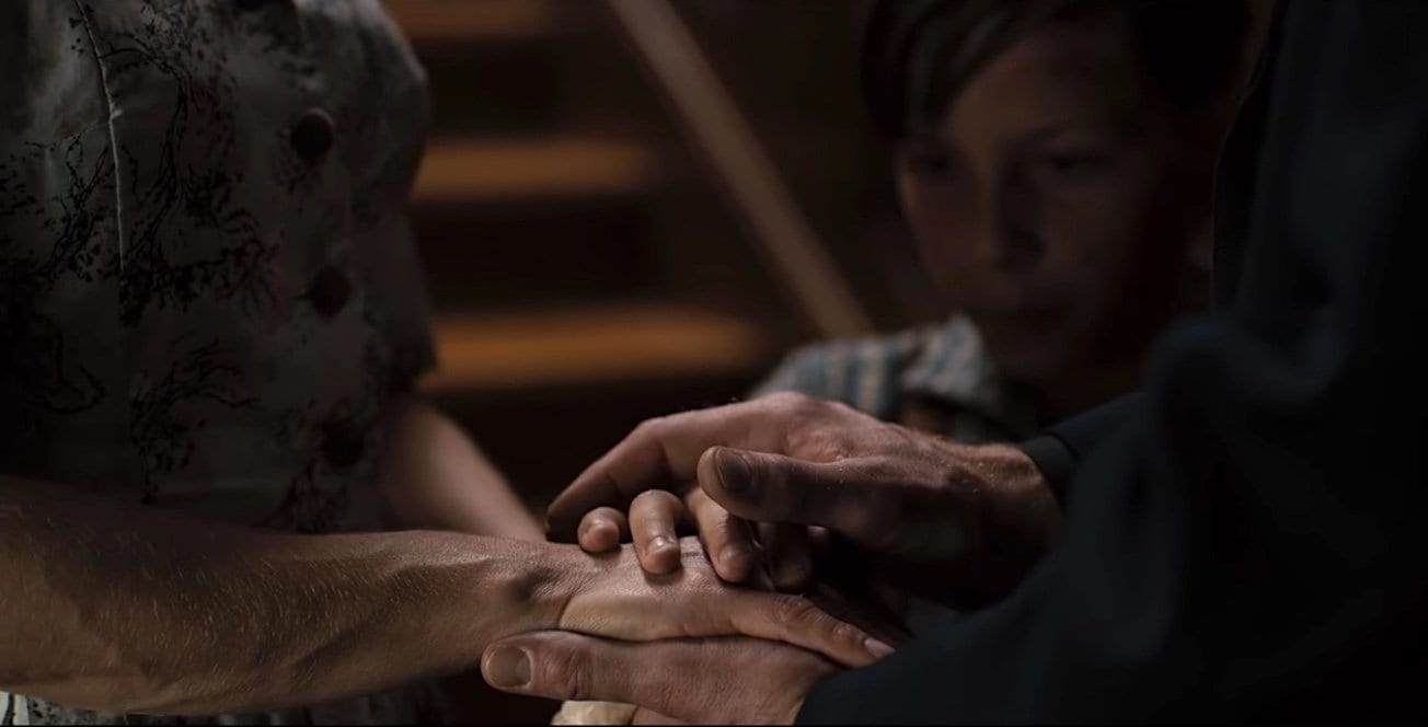 Greta and Helge Doppler holding hands with Noah in Season 2 Episode 3 (Ghosts)of Netflix's Dark