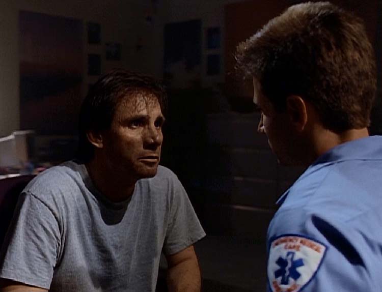 Duane Barry holds Mulder hostage and hopes Mulder believes his alien abductions as truth. 