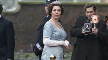 Queen Elizabeth arrives at Kensington Palace