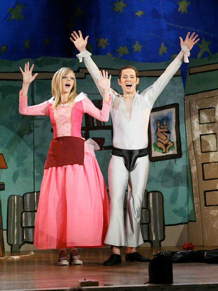 Dee and Dennis perform "The Dayman" 