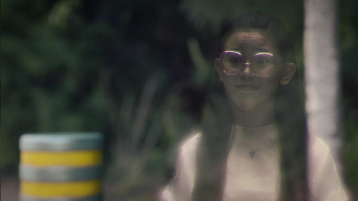Watchmen - A hologram of Bian stands at the facility gate