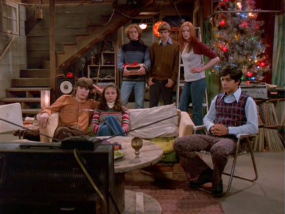 Kelso, Jackie, Hyde, Donna, Eric and Fez watch television