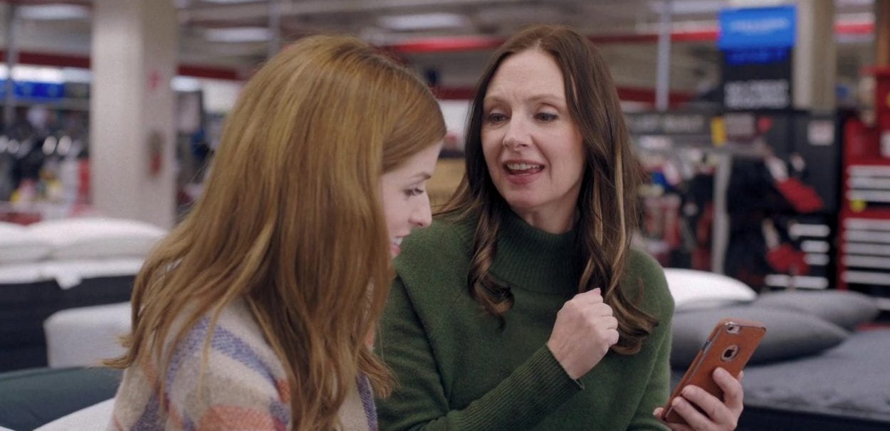 Darby and her mother Claudia (Anna Kendrick and Hope Davis) talk to each other in a mattress store.