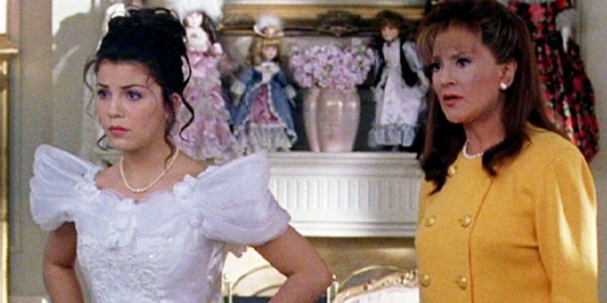 Flashback episode of Gilmore Girls, Lorelai in a white dress, Emily in a yellow dress 