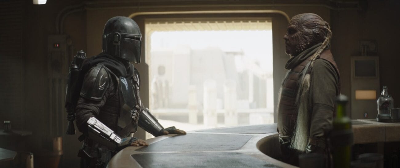 The Mandalorian talks to a Weequay Bartender in the Mos Pelgo cantina