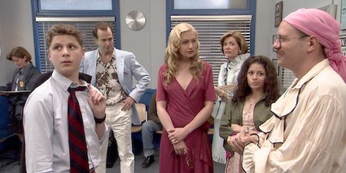 George-Michael, Gob, Lindsay, Tobias, Maeby and Lucille Bluth in a room together in Arrested Development
