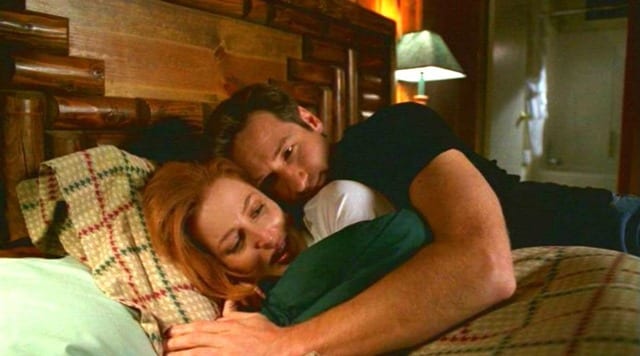 Mulder and Scully have a cuddle...