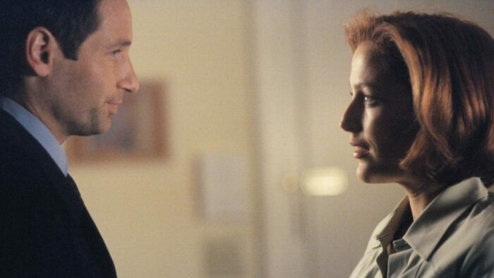 Fox Mulder (David Duchovny) talks with Scully...