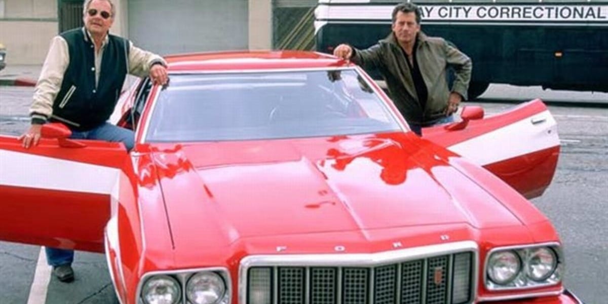 Hutch and Starsky standing on either side of the car in Starsky and Hutch on TV