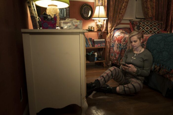 Siobhan (Angourie Rice) attempts to send a text to someone.