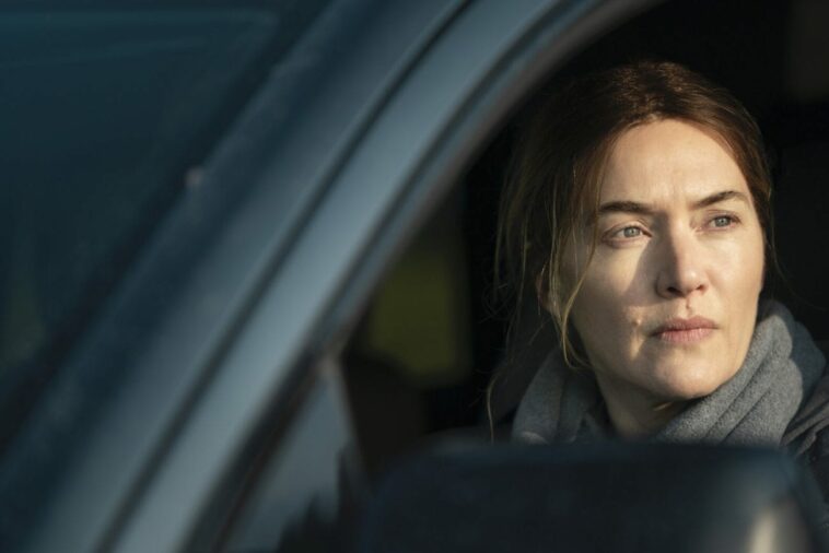 Mare (Kate Winslet) sits in her car.