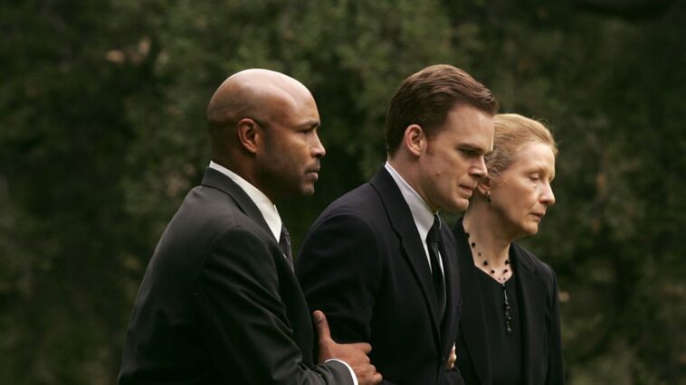 David, Keith and Ruth walking to Nate's grave in Six Feet Under