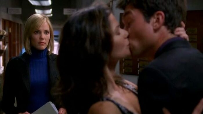 Jordan (Jill Hennessy) kisses Woody (Jerry O'Connell) in front of Detective Lu (Leslie Bibb)