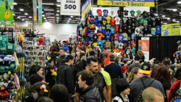 The Wizard World Chicago show floor teems with people.
