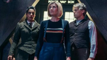 Yaz (Mandip Gill) the Doctor (Jodie Whittaker) and Dan (John Bishop) stand in front of the TARDIS in Doctor Who S13E6
