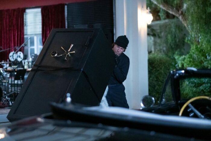 Rand Gauthier (Seth Rogen) steals the safe from the Lee's house.