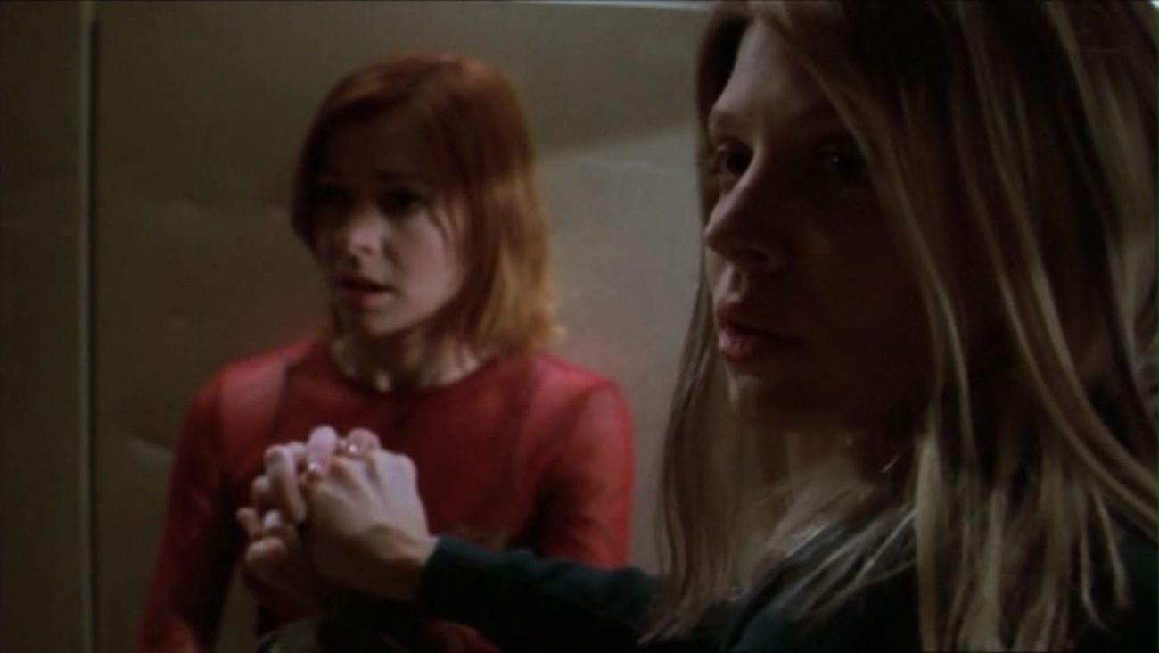Willow and Tara holding hands while doing a spell