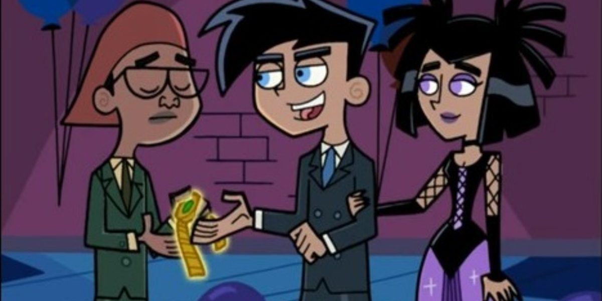 Danny handing Tucker a necklace at the school dance with Sam hanging onto Danny's arm