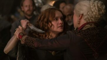 Alicent attacking Rhaenyra with a knife