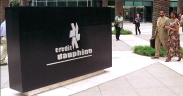 A black rectangular sign reads credit dauphine