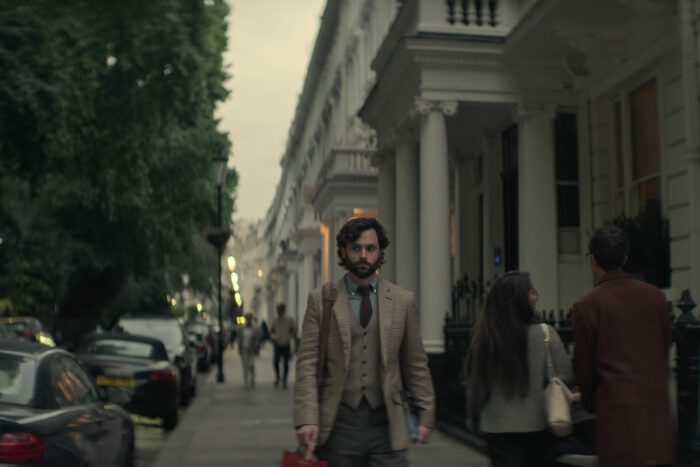 Penn Badgley as Joe Goldberg as Jonathan Moore walking down the streets of London.
