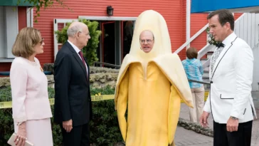 A still from Arrested Development season 5: Lucille (Jessica Walter), George Sr. (Jeffrey Tambor), and GOB (Will Arnett) standing with Tobias (David Cross), who is wearing a banana suit.