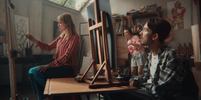 Aimee Lou Wood as Aimee in art class with George Robinson as Isaac. 